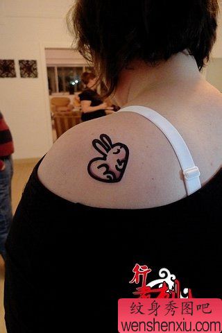 一幅可爱的女生肩背图腾爱心兔子纹身图案