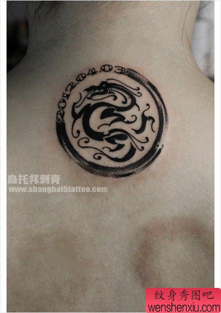 男生颈部精美的图腾龙纹身图案