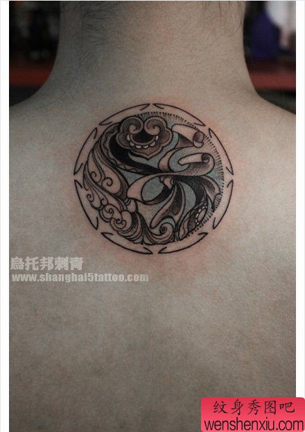 女生背部一幅吉祥如意纹身图案