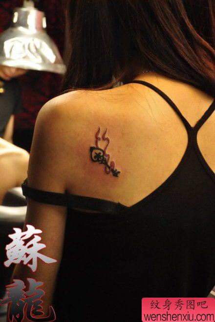 女孩子肩背好看的图腾钥匙纹身图案