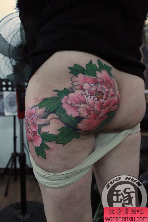 臀部好看的彩色牡丹花纹身图案