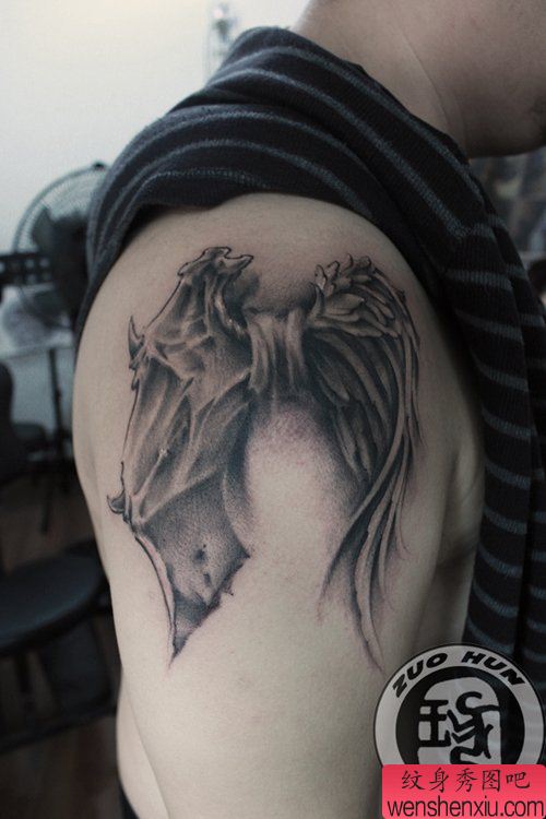 男生手臂好看的天使与恶魔的翅膀纹身图案