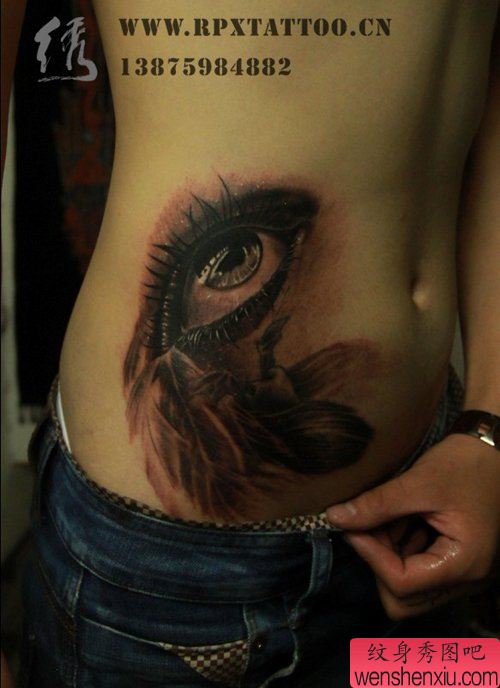 女生腹部超酷的一幅眼睛纹身图案