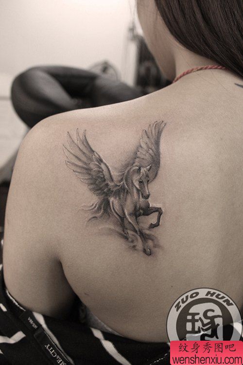 女生肩背好看的天马纹身图案