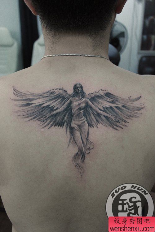 一幅背部漂亮的天使与翅膀纹身图案