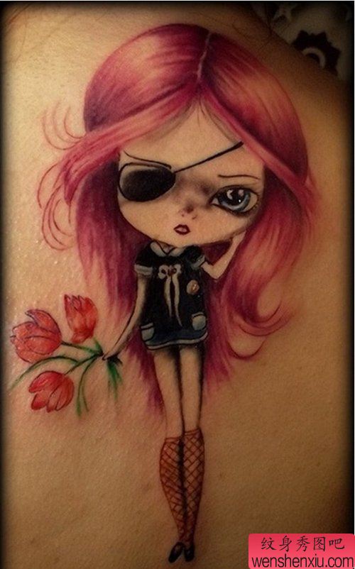 一幅女生背部欧美娃娃纹身图案