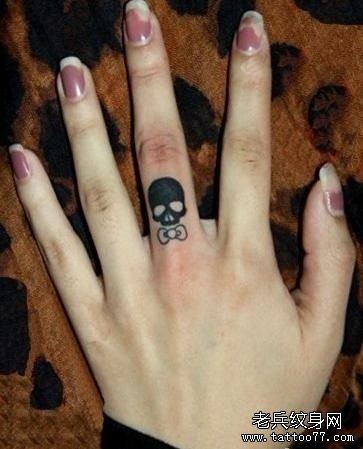女生手臂简单好看的图腾骷髅纹身图案