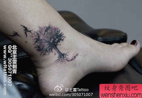 女生脚踝处小树与小燕子纹身图案