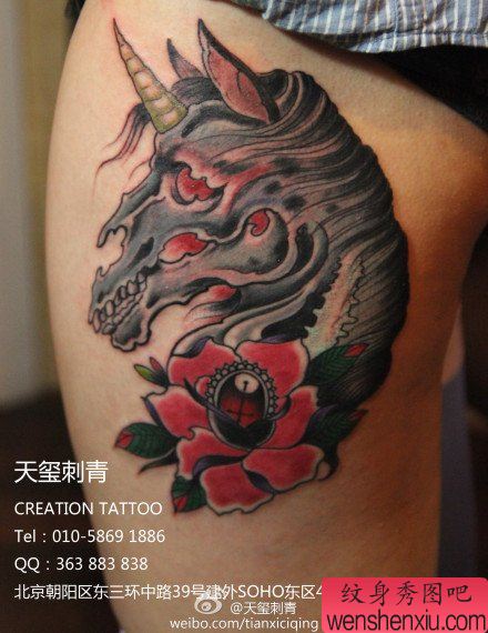 女生腿部一幅骷髅独角兽纹身图案