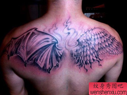 男性背部经典的天使与恶魔的翅膀纹身图案