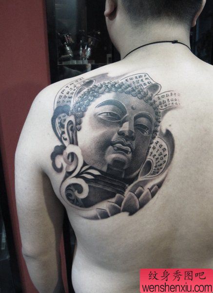 男性背部经典的黑灰佛头纹身图案