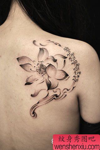 女生背部唯美写意的水墨莲花纹身图案