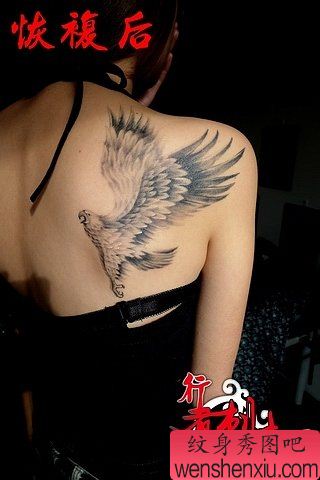 女生肩背展翅的老鹰纹身图案