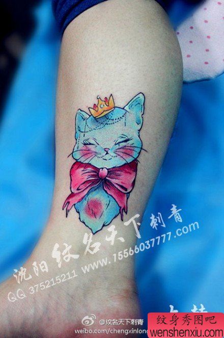 女生腿部可爱好看的猫咪与蝴蝶结纹身图案