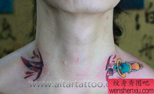 超酷的脖子处刺穿脖子的匕首纹身图案