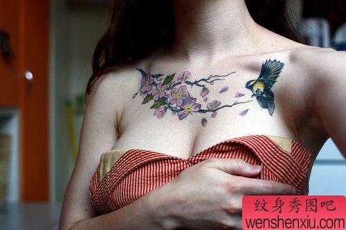 女生前胸花卉与小鸟纹身图案