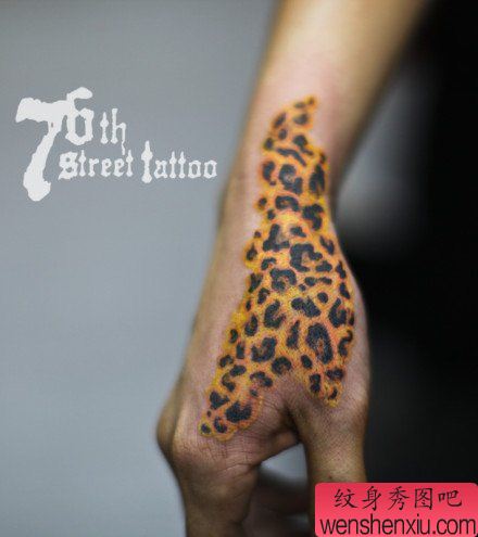 一幅男生手部超帅的豹纹纹身图案