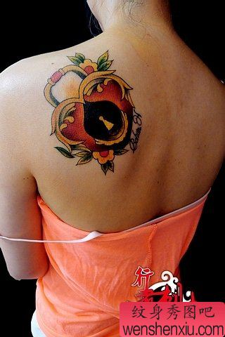 女生背部好看的爱心锁纹身图案