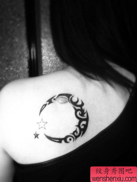 女生肩背好看的图腾月亮纹身图案