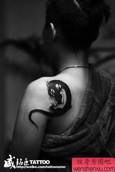 女神肩背好看的图腾龙纹身图案