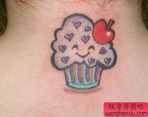 女生颈部卡哇伊的冰激凌纹身图案