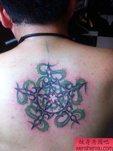 男性背部经典的荆条五角星纹身图案