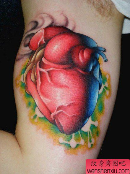男性手臂彩色欧美心脏纹身图案
