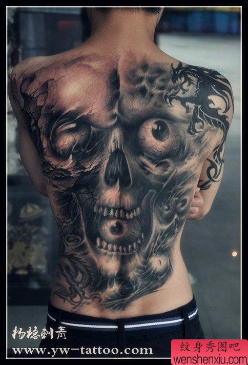 超酷的满背黑灰骷髅纹身图案