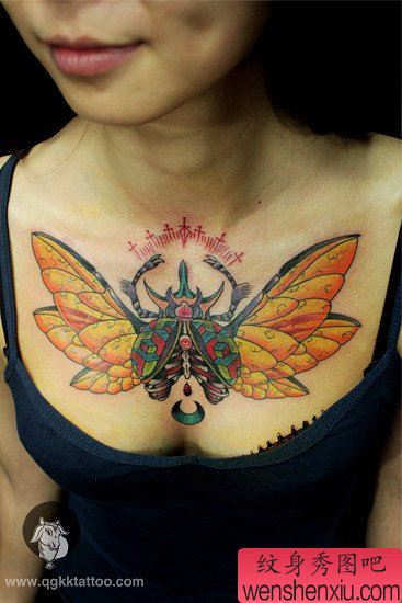 女生胸前好看的昆虫纹身图案
