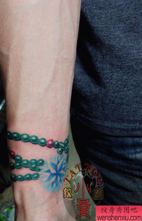 手臂精美的彩色手链纹身图案