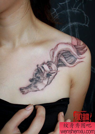 女生胸部经典的九尾狐纹身图案
