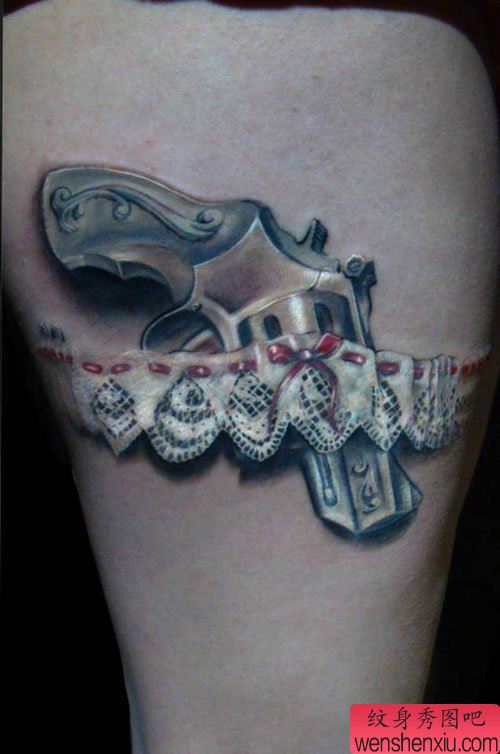 女生腿部精美的蕾丝与手枪纹身图案