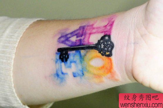 女生手臂唯美的小钥匙与字母纹身图案