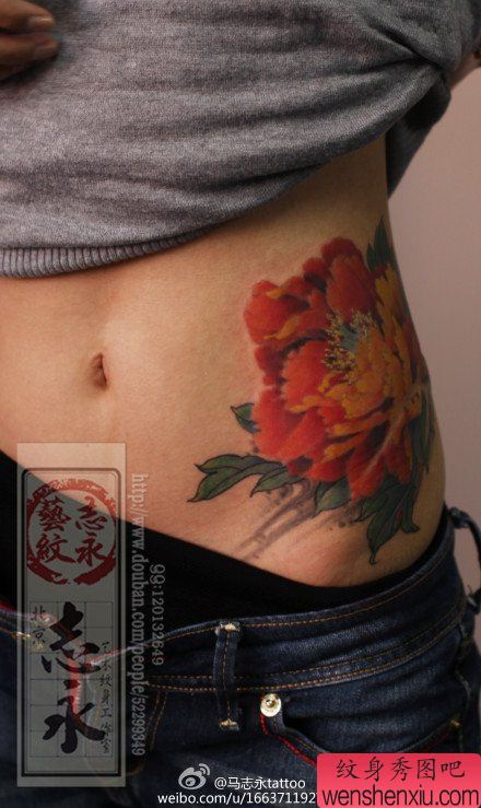 美女侧腰漂亮的彩色牡丹花纹身图案