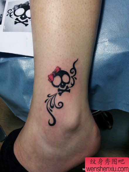 女生脚踝处图腾小骷髅纹身图案