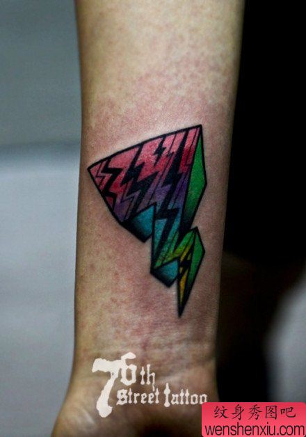 手臂一幅超酷的彩色闪电纹身图案