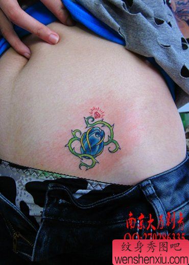 女生腹部漂亮的彩色玫瑰花纹身图案
