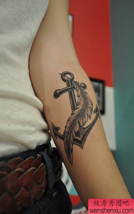 女生手臂唯美的船锚与羽毛纹身图案
