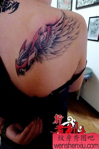 女生背部经典的机械翅膀纹身图案