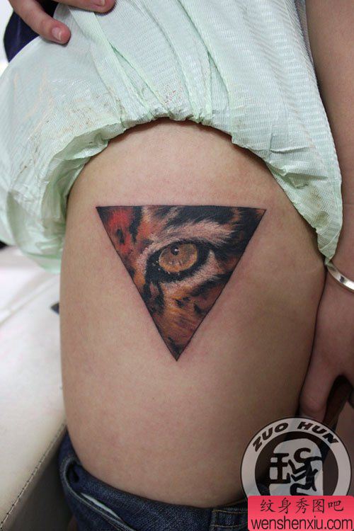女生侧腰超酷的眼睛纹身图案