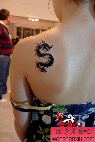 女生肩背好看的图腾龙纹身图案
