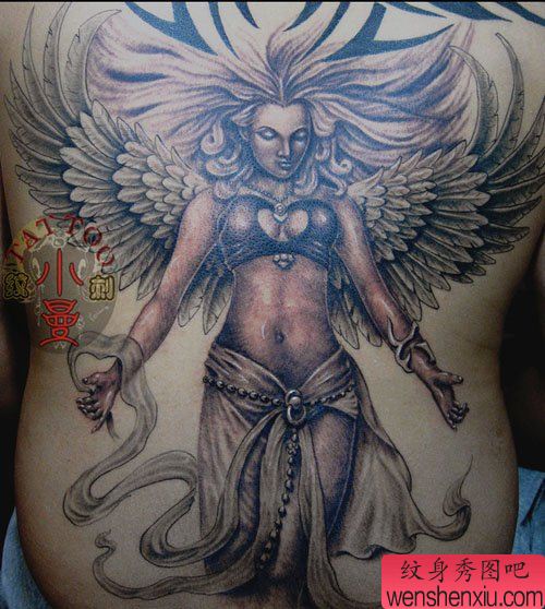 男性背部漂亮的天使纹身图案