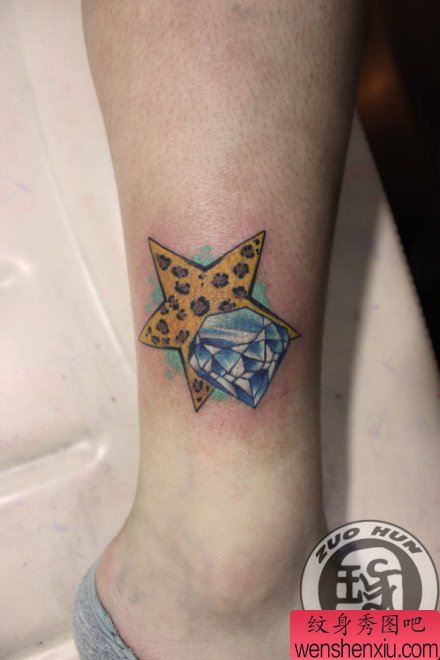 女生腿部漂亮的豹纹五角星与彩色钻石纹身图案