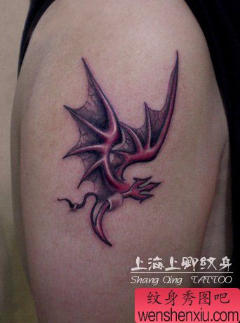 手臂一幅小巧的恶魔翅膀纹身图案