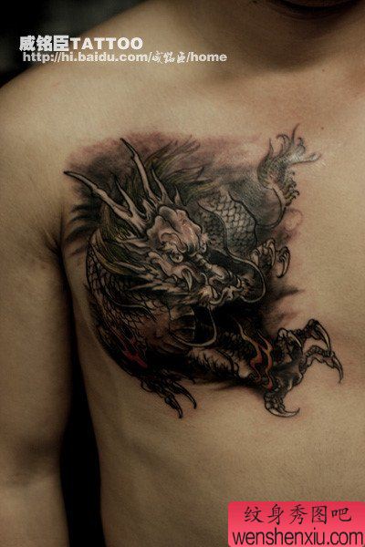 男性前胸经典的黑灰麒麟纹身图案