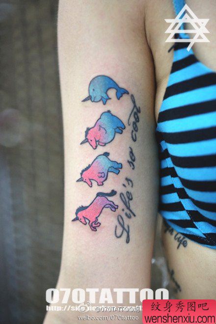 女生手臂内侧可爱的小独角兽纹身图案