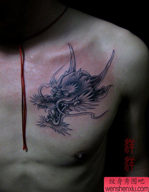 男性胸部经典的黑灰龙头纹身图案