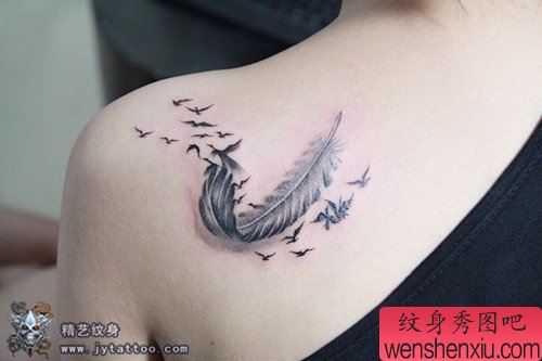 女生肩背流行好看的羽化燕纹身图案
