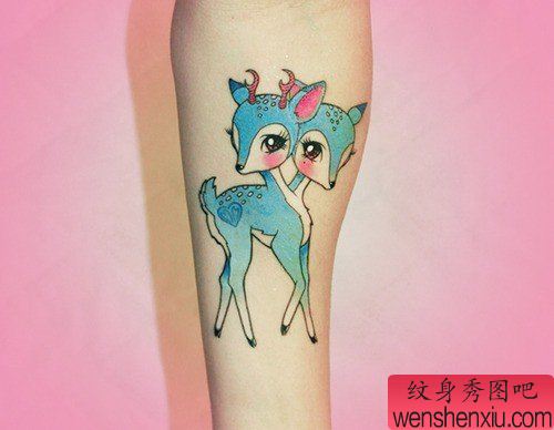手臂卡哇呀的小鹿纹身图案