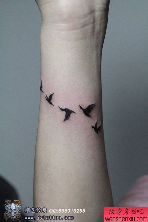 女生手臂流行时尚的小鸟纹身图案